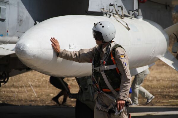シリア、ロシア人パイロットが出撃前に機体の前で。 - Sputnik 日本