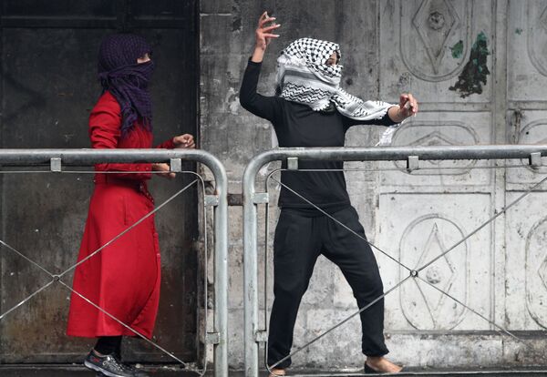ヨルダン川西岸の衝突でパレスチナ人女性らがイスラエル兵に投石。 - Sputnik 日本
