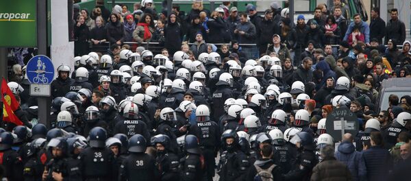 独ケルンで難民受け入れ支持派と反対派の間で衝突 - Sputnik 日本