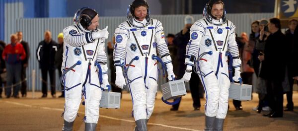 期滞在クルーのロシアのゲンナジー・パダルカ飛行士とミハイル・コルニエンコ飛行士、米航空宇宙局(NASA)のスコット・ケリー飛行士 期滞在クルーのロシアのゲンナジー・パダルカ飛行士とミハイル・コルニエンコ飛行士、米航空宇宙局(NASA)のスコット・ケリー飛行士 - Sputnik 日本