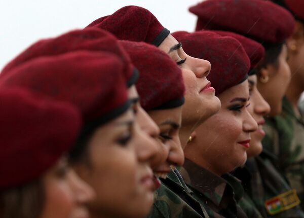 ペシュメルグ一派のクルド人女性戦闘員、イラク - Sputnik 日本