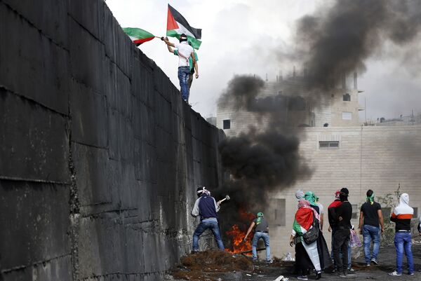 東エルサレムアブ・ディス西岸地区で分離壁の破壊を試みるパレスチナ人 - Sputnik 日本