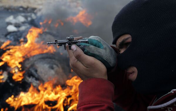 イスラエル警察との衝突で、おもちゃの銃を構えるパレスチナ男性 - Sputnik 日本