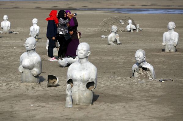 インドネシア、彫像をバックに写真に写る女性たち - Sputnik 日本