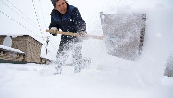 ロシア、お役人もシャベルを渡され雪かきに駆り出される - Sputnik 日本