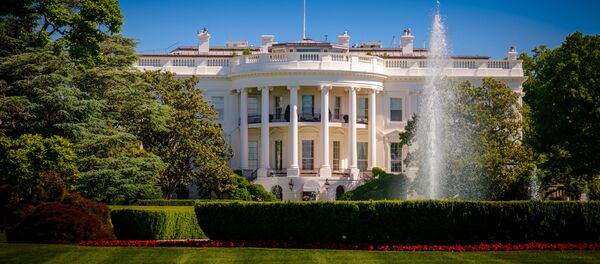 Здание Белого дома в Вашингтоне за забором Здание Белого дома в Вашингтоне за забором - Sputnik 日本