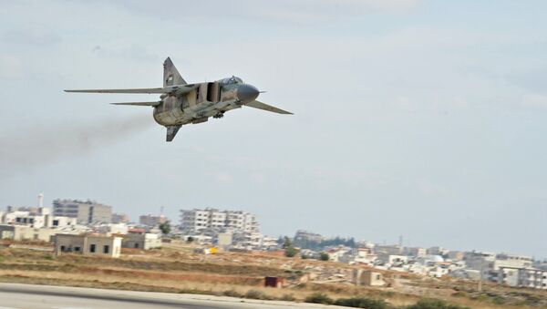 The Soviet-made MiG-23 fighter of the Syrian Air Force flies over the Hama airbase - Sputnik 日本
