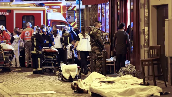 A soldier stands by victims in the10th district of Paris, Friday, Nov. 13, 2015. - Sputnik 日本