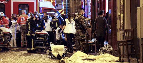 A soldier stands by victims in the10th district of Paris, Friday, Nov. 13, 2015. A soldier stands by victims in the10th district of Paris, Friday, Nov. 13, 2015. - Sputnik 日本