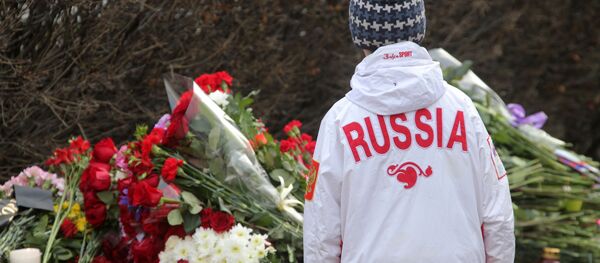 モスクワではテロの犠牲者の霊を悼むため、ロシアの市民が仏大使館の前に花を捧げている モスクワではテロの犠牲者の霊を悼むため、ロシアの市民が仏大使館の前に花を捧げている - Sputnik 日本