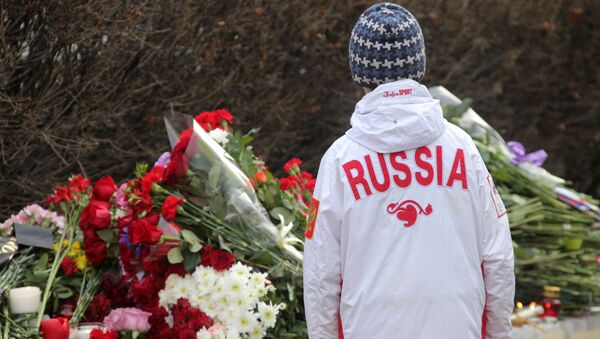 モスクワっ子、フランス大使館に花を持ち寄る - Sputnik 日本