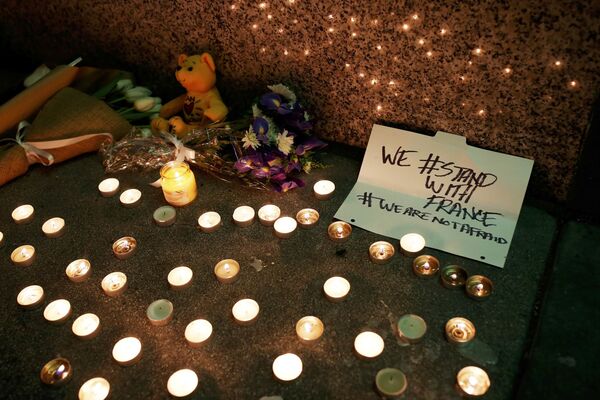 サンフランシスコのフランス総領事館にパリの死亡者らを悼む花と蝋燭 - Sputnik 日本