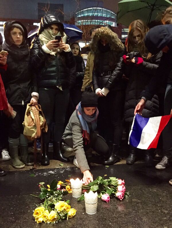 パリのテロで死亡・負傷した人の家族との結束の印にモンレアルに花を持ち寄る人々 - Sputnik 日本