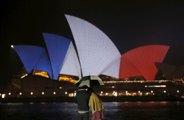 豪州シドニーのオペラハウス、パリのテロ犠牲者を哀悼しフランス国旗色に染められる - Sputnik 日本