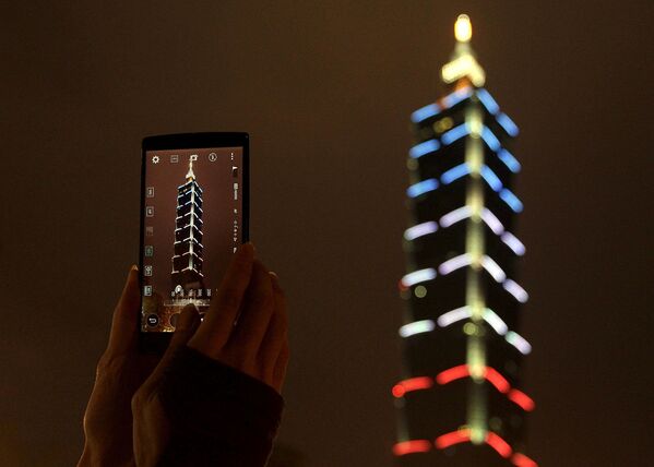 台北の101番摩天楼、テロ犠牲者を哀悼しフランス国旗色に染められる - Sputnik 日本