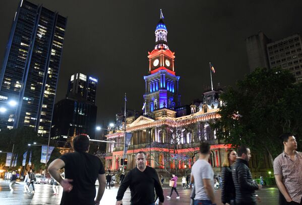 シドニー市庁舎、テロ犠牲者を哀悼しフランス国旗色に染められる - Sputnik 日本