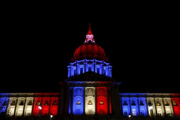 サンフランシスコ市庁舎、テロ犠牲者を哀悼しフランス国旗色に染められる - Sputnik 日本