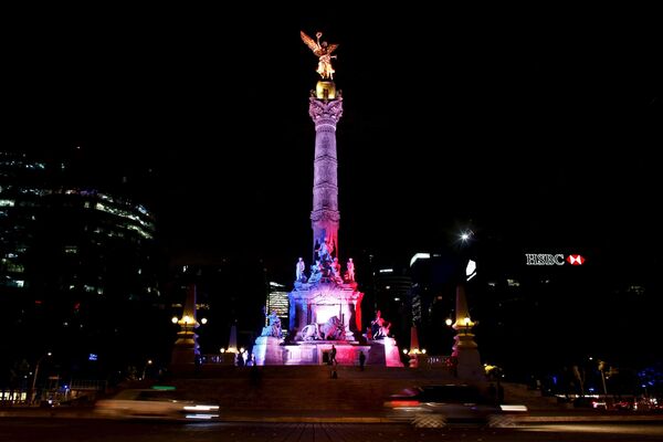 メキシコ独立記念碑、パリのテロ犠牲者を哀悼しフランス国旗色に染められる - Sputnik 日本