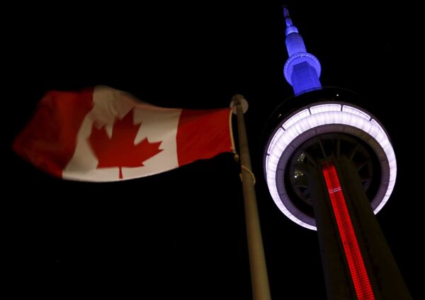 カナダはトロントのCNタワー、テロ犠牲者を哀悼しフランス国旗色に染められる - Sputnik 日本