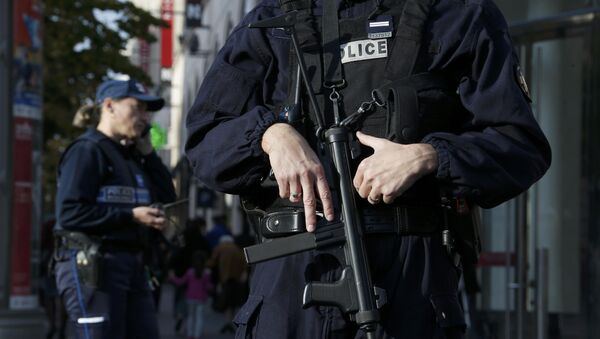 Armed French police stand guard outside a commercial center in Nice, France, November 14, 2015, the day after a series of deadly attacks in Paris - Sputnik 日本