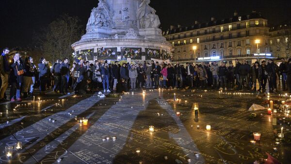 Горожане возлагают цветы свечи на Площади Республики в Париже, в память о жертвах крупнейшего в истории Франции террористического акта, произошедшего 13 ноября 2015 года в Париже - Sputnik 日本