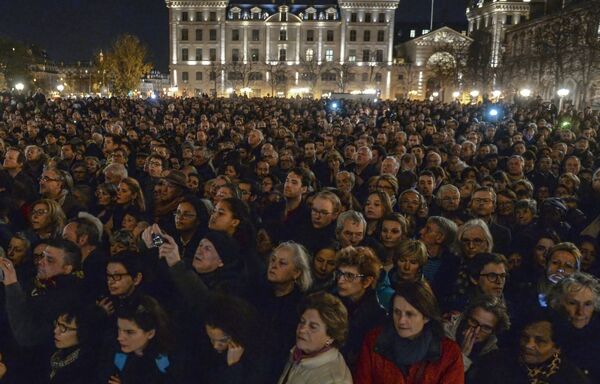 パリのテロ犠牲者、世界中が涙を流している - Sputnik 日本