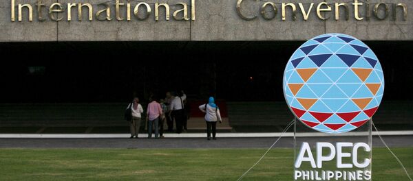 Staff enter the Philippine International Convention Center during a preparation for the summit, at the main venue of the Asia-Pacific Economic Cooperation (APEC) summit, which will be held next week, in Manila November 15, 2015 Staff enter the Philippine International Convention Center during a preparation for the summit, at the main venue of the Asia-Pacific Economic Cooperation (APEC) summit, which will be held next week, in Manila November 15, 2015 - Sputnik 日本