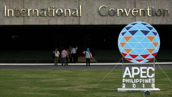 Staff enter the Philippine International Convention Center during a preparation for the summit, at the main venue of the Asia-Pacific Economic Cooperation (APEC) summit, which will be held next week, in Manila November 15, 2015 - Sputnik 日本