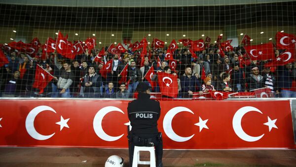 トルコのサッカーファン　パリ連続テロの犠牲者へ黙とうを捧げている時に「アッラーは偉大なり！」と叫ぶ - Sputnik 日本
