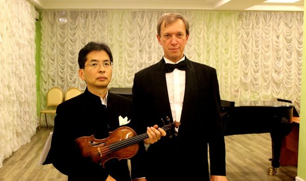 日本人ヴァイオリニストの谷本 潤さんと、ロシア人ピアニストのウラジーミル・ブドニコフさん 日本人ヴァイオリニストの谷本 潤さんと、ロシア人ピアニストのウラジーミル・ブドニコフさん - Sputnik 日本
