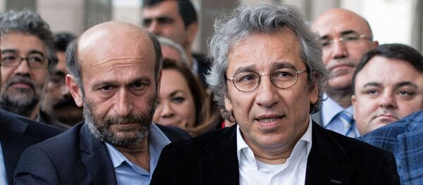 トルコで、「トルコ政府はシリアのテロ組織『イスラム国(IS)』に武器を供給している」と報じたトルコ紙「クムフリイェット」編集長ジャン・ジュンダル氏および特派員エルデム・ギュル氏が逮捕された。容疑はテロ組織およびスパイ活動への参加。 トルコで、「トルコ政府はシリアのテロ組織『イスラム国(IS)』に武器を供給している」と報じたトルコ紙「クムフリイェット」編集長ジャン・ジュンダル氏および特派員エルデム・ギュル氏が逮捕された。容疑はテロ組織およびスパイ活動への参加。 - Sputnik 日本