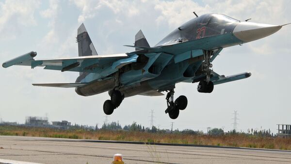 Российский истребитель-бомбардировщик Су-34 садится в аэропорту Латакии в Сирии - Sputnik 日本