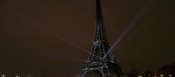 エッフェル塔が照明を消す サンクトペテルブルクのテロ犠牲者を追悼 エッフェル塔が照明を消す サンクトペテルブルクのテロ犠牲者を追悼 - Sputnik 日本