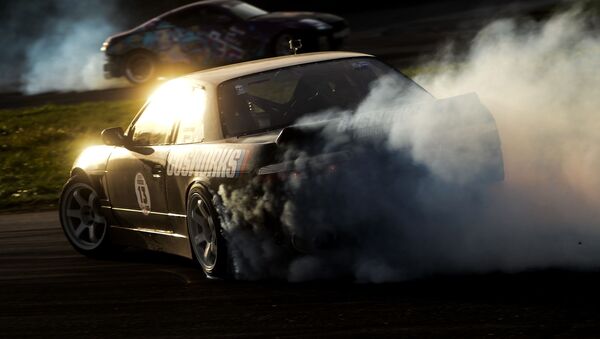 米　エクストリーム・ラリーでタイヤがスリップした車が炎に包まれる【動画】 - Sputnik 日本