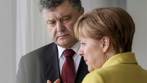 ポロシェンコ大統領とメルケル首相（アーカイブ写真）