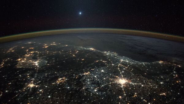 Снимок Венеры на фоне ночных огней Земли, полученное с Международной космической станции - Sputnik 日本