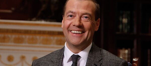 メドヴェージェフ首相、キャンペーン参加で「戦争と平和」の一部を朗読 - Sputnik 日本