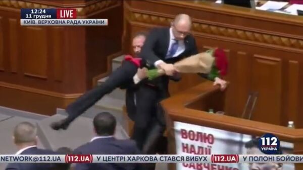 ウクライナ議会の乱闘：首相が議事堂から運び出される - Sputnik 日本