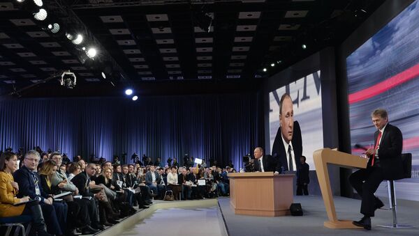 December 17, 2015. Russian President Vladimir Putin at the 11th annual news conference at the World Trade Center on Krasnaya Presnya. Right: Presidential Press Secretary Dmitry Peskov - Sputnik 日本