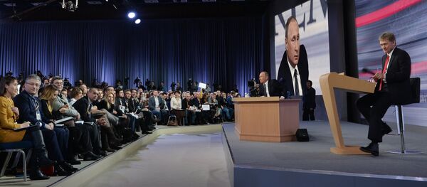December 17, 2015. Russian President Vladimir Putin at the 11th annual news conference at the World Trade Center on Krasnaya Presnya. Right: Presidential Press Secretary Dmitry Peskov - Sputnik 日本