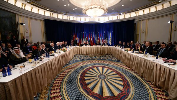 US Secretary of State John Kerry, United Nations secretary general Ban Ki-moon and Russian foreign minister Sergey Lavrov (C) along with other ministers and delegates start a meeting on Syria in New York on December 18, 2015 - Sputnik 日本