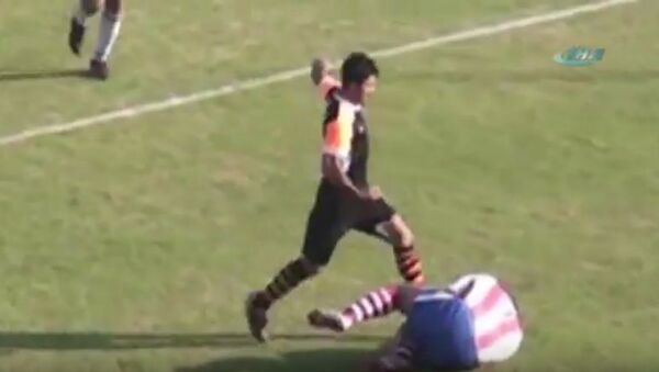 トルコのサッカー選手、敵選手の頭をボールと間違える - Sputnik 日本