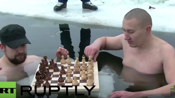 ウラルで氷の張った湖に穴をあけて水の中でチェスの大会！ - Sputnik 日本