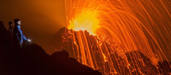 世界最大級に活発な火山、再び噴火を始める - Sputnik 日本