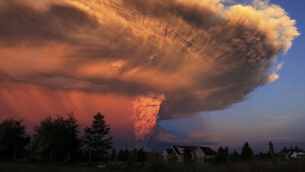 カムチャツカで火山が９０００メートルの噴煙を噴き上げる - Sputnik 日本