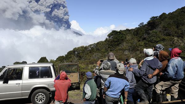 コスタリカで火山噴火　SNSに迫力ある噴煙の写真が投稿される - Sputnik 日本