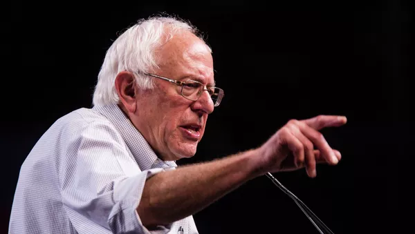 Democratic presidential candidate Sen. Bernie Sanders, I-Vt., speaks at a rally, Monday, Aug. 10, 2015, at the Los Angeles Memorial Sports Arena in Los Angeles - Sputnik 日本