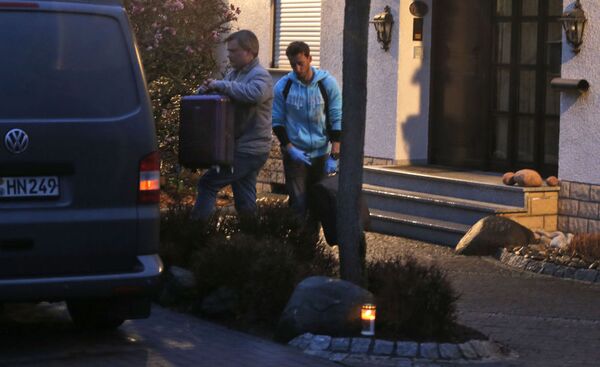 アンドレアス・リュビツ氏の家族の家からスーツケースを押収する捜査官、モンタバウル、ドイツ - Sputnik 日本