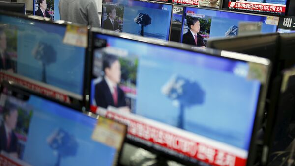 A sales assistant watches TV sets broadcasting a news report on North Korea's nuclear test, in Seoul, January 6, 2016 - Sputnik 日本