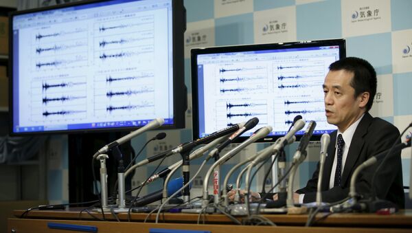 Japan Meteorological Agency's earthquake and tsunami observations division director Yohei Hasegawa speaks next to graphs of ground motion waveform data observed in Japan during a news conference at the Japan Meteorological Agency in Tokyo on implications that an earthquake sourced around North Korea was triggered by an unnatural reason January 6, 2016 - Sputnik 日本